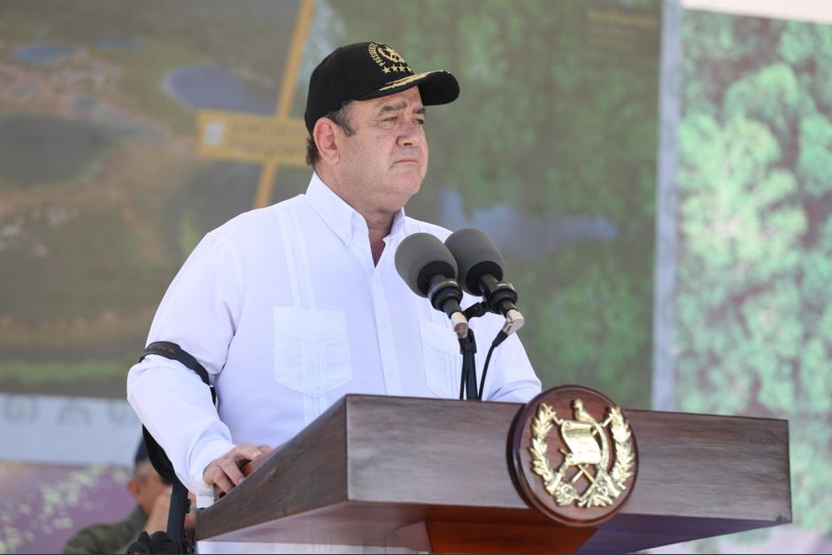 El presidente Alejandro Giammattei pretende dar concesiones por 50 a&ntilde;os para plantar chicle y explotar el bosque. (Foto: Presidencia)