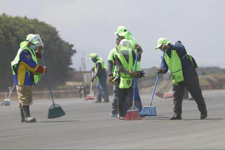 El volc&aacute;n de Pacaya lanz&oacute; una fuerte cantidad de ceniza que provoc&oacute; el cierre del Aeropuerto Internacional La Aurora. (Foto: DGAC)