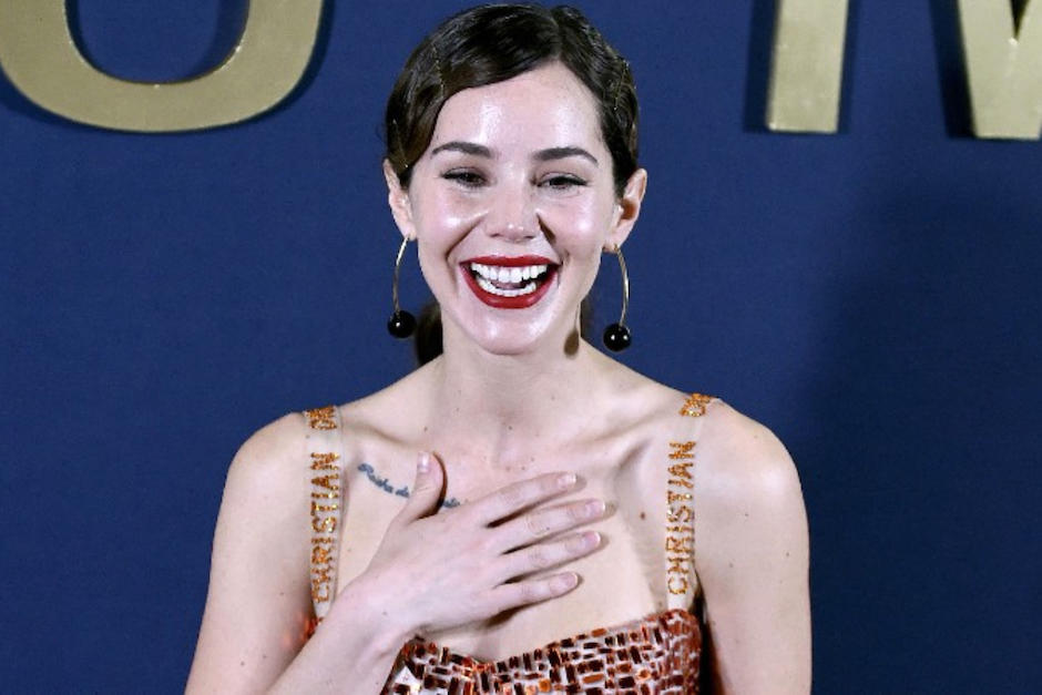 El look de Camila Sodi emocion&oacute; a los fan&aacute;ticos de la serie, (Foto: AFP)