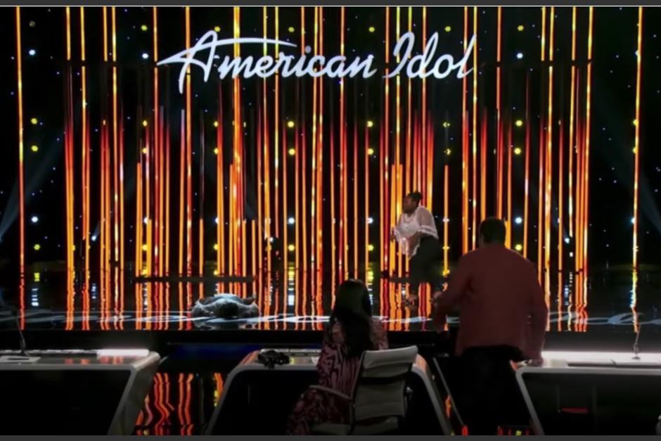 La participante se descompuso en el escenario y gener&oacute; preocupaci&oacute;n a su compa&ntilde;era, los jueces y el p&uacute;blico. (Captura Video)