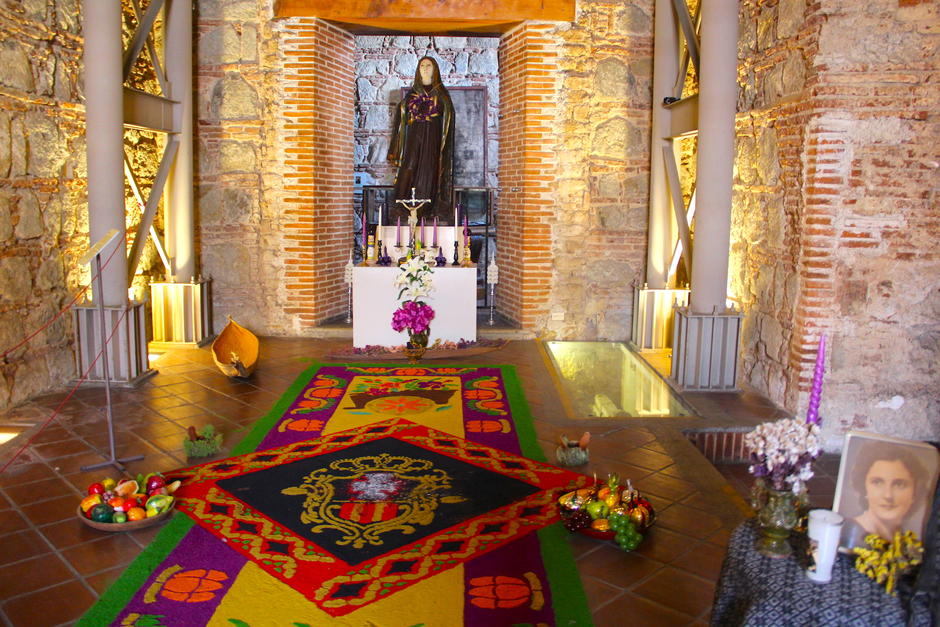 El proyecto busca acercar a los católicos a sus iglesias de manera presencial y virtual. (Foto: Fredy Hernández/Soy502)