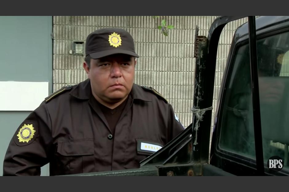 El "agente Robles" interpretado por el actor y c&oacute;mico guatemalteco Jairon Salguero. (Foto: captura de pantalla)&nbsp;