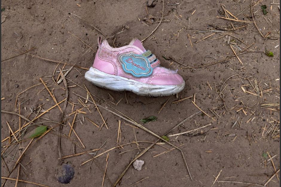 El zapato abandonado de un niño se encuentra cerca del río que a menudo se usa para entrar a Estados Unidos. (Foto: AFP)