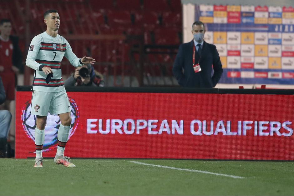 El &aacute;rbitro no concedi&oacute; el gol con el que Portugal pudo haberse llevado la victoria ante Serbia. (Foto: AFP)