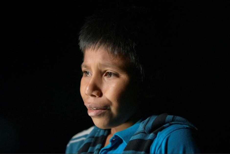El pequeño de 12 años no pudo contener su llanto tras la detención en la frontera con Estados Unidos. (Foto: AFP)