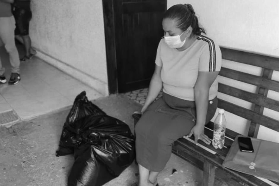 La mujer observa la bolsa en que le entregaron los restos de su hermano desaparecido en 2020. (Foto: Colectivo de Coatzacoalcos)