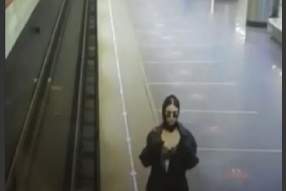 La mujer pos&oacute; frente a una c&aacute;mara de vigilancia en una estaci&oacute;n de tren en Rusia. (Captura Video)