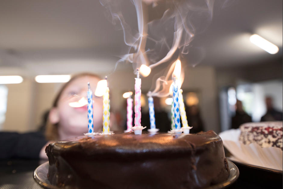un ni&ntilde;o fingi&oacute; desmayarse luego de que sus amigos le estrellaran el pastel de su cumplea&ntilde;os en la cara. (Fotos: Shutterstock)