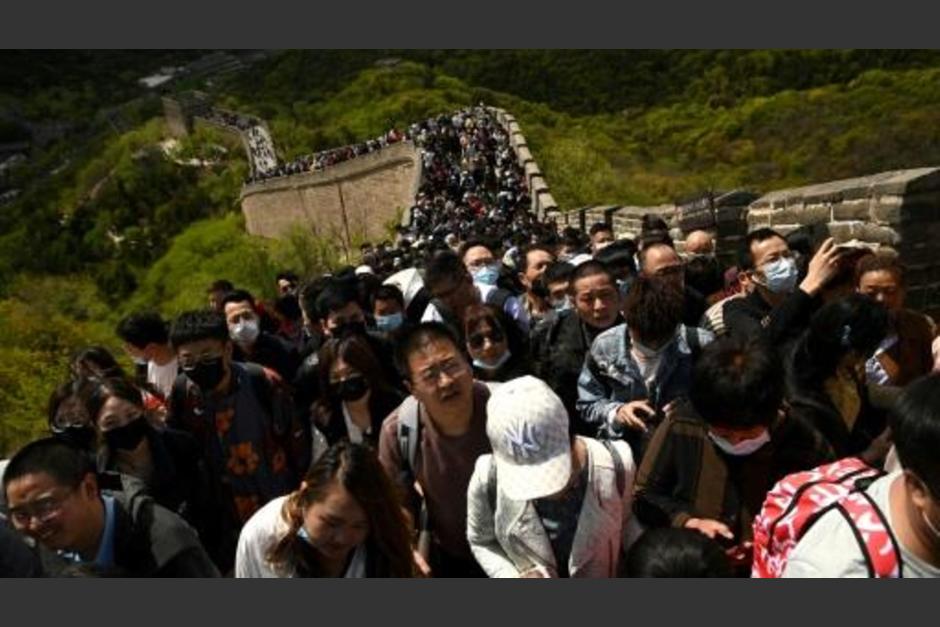 Atascos y aglomeraciones de turistas se reportan en China, donde la pandemia del coronavirus parece haber quedado atr&aacute;s. (Foto: AFP)