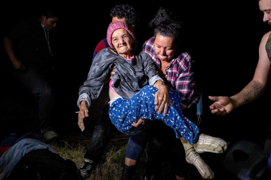 La mujer cruzó la frontera con sus nietos. (Foto: AFP)