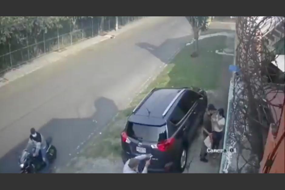 El video muestra el momento en que la pareja sufre un asalto. (Foto: captura video)&nbsp;