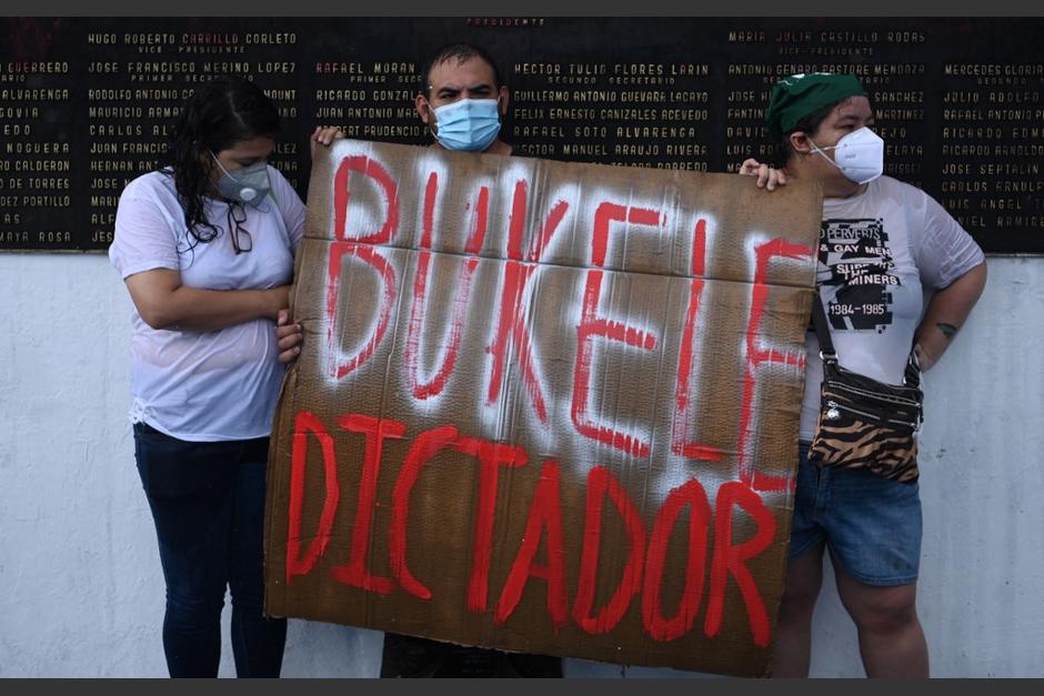 Algunos inconformes se manifestaron contra las medidas anunciadas por Bukele en las &uacute;ltimas horas. (Foto: AFP)