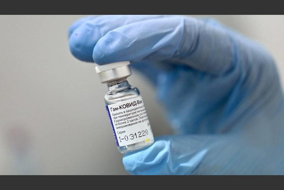 El presidente Alejandro Giammattei anunció a principios de abril la copra de 16 millones de dosis de la vacuna rusa Sputnik. (Foto: AFP)