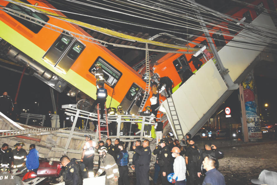 La pareja quedó atrapada en los escombros de la estructura donde el metro cayó, la mujer pedía que ayudaran a su esposo. (Foto: AFP)&nbsp;