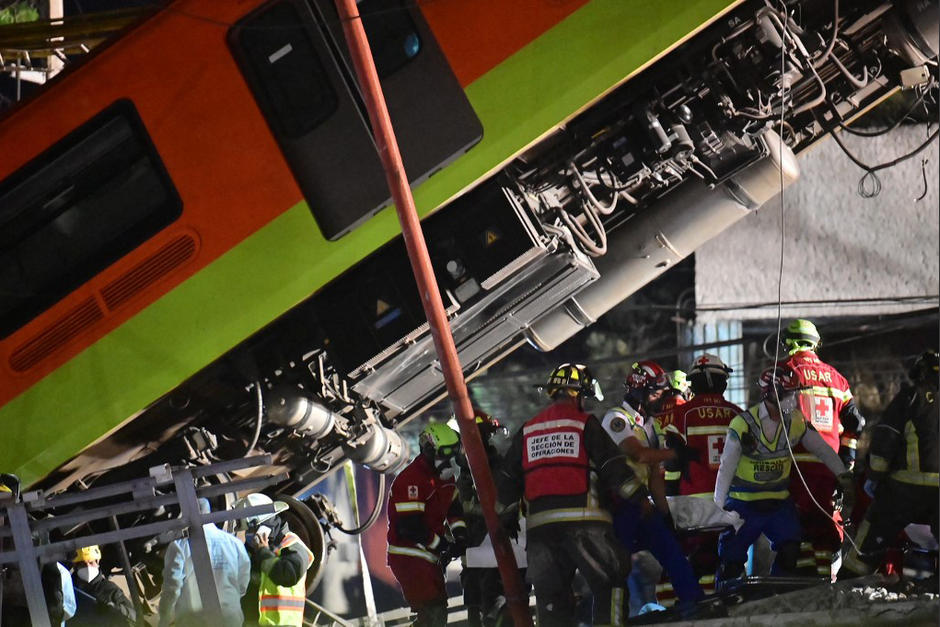 Parte de un puente del metro de la Ciudad de México se desplomó. La tragedia dejó 23 fallecidos y más de 70 heridos. (Foto: AFP)