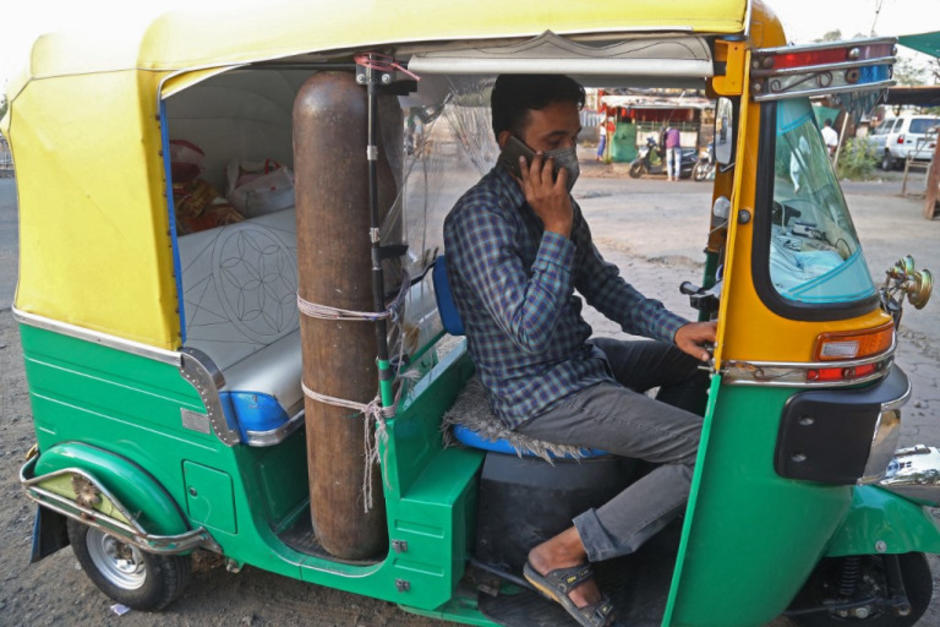 El conductor de tuk tuk en India que lo convirti&oacute; en ambulancia para los pobres tras ver las necesidades que pasan las personas por el Covid-19. (Foto: AFP)
