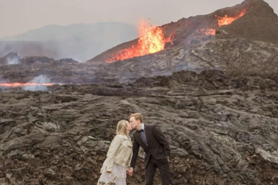 Una pareja hizo su sesión de fotos para boda frente a la lava de un volcán. (Foto:&nbsp;Iceland Wedding Planner)