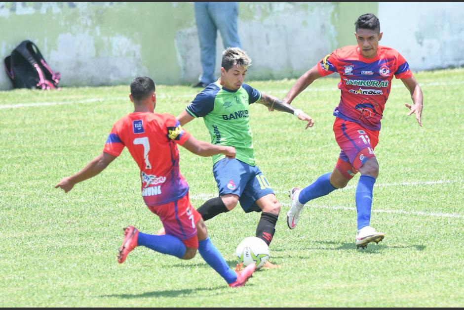 Alejandro Díaz disputa el balón con el anotador de Iztapa, Cristian Albizures y Eliseo Díaz (Foto: cortesía Nuestro Diario)