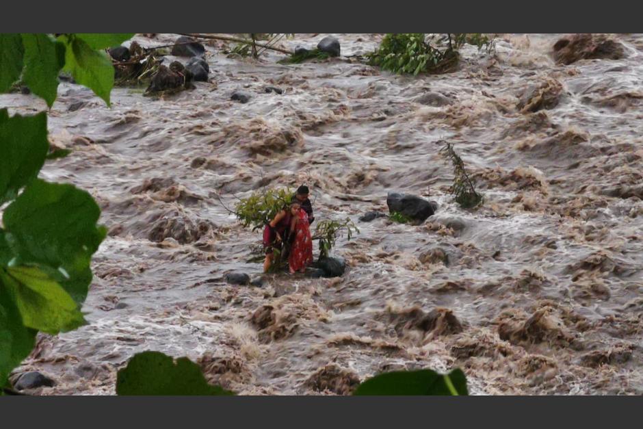 Tres menores quedaron atrapados durante una crecida en el R&iacute;o Bravo, Suchitep&eacute;quez. (Foto: Conred)