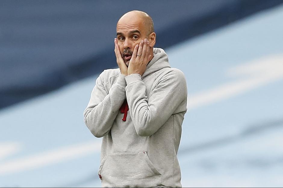 Pep Guardiola luce desconsolado luego de perder la ventaja y tener que esperar una fecha m&aacute;s para conseguir un nuevo t&iacute;tulo. (Foto: AFP)