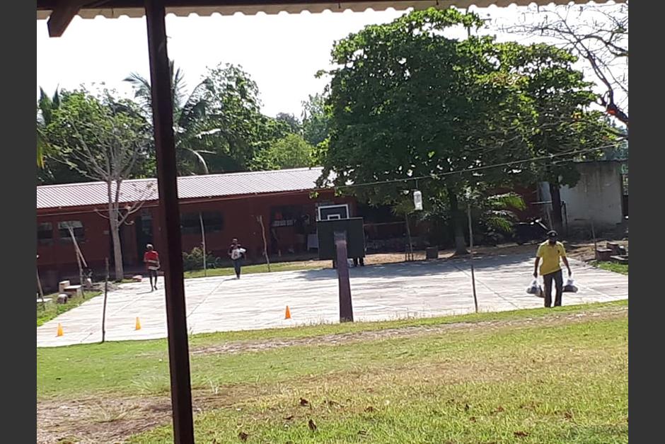 Por tercera ocasión reportan robo en escuela pública ubicada en San Benito, Petén. (Foto: Facebook/Escuela Rosa Carlota Tello)