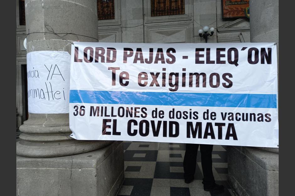 Ciudadanos de Quetzaltenango colocan mantas para exigir la vacuna contra el Covid-19. (Foto: Twitter/@juancosambrosio)