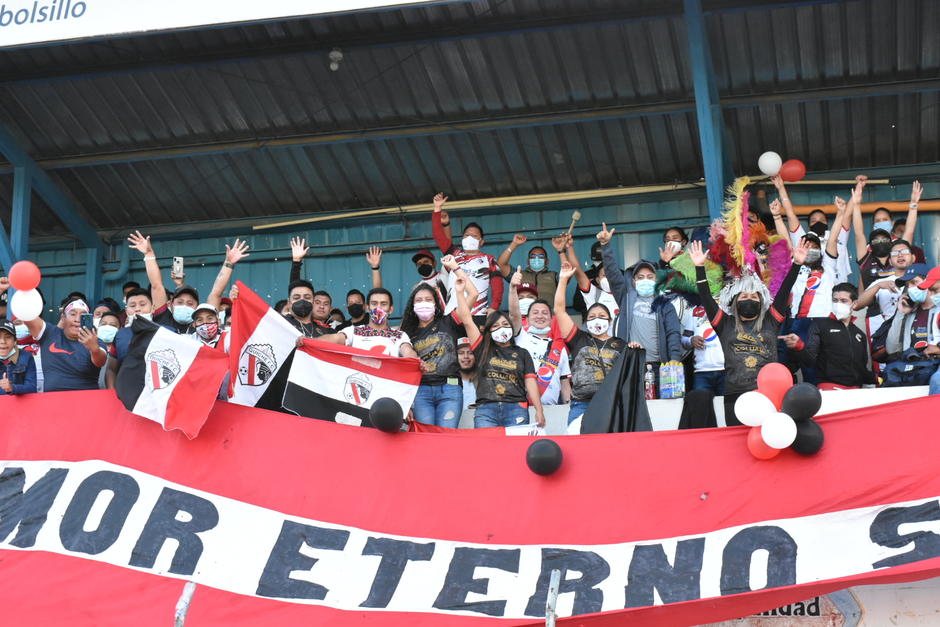 Los aficionados de Quiché abarrotaron el recinto deportivo de Santa Cruz para apoyar a su equipo. (Foto: Bernardo Montufar/Nuestro Diario)