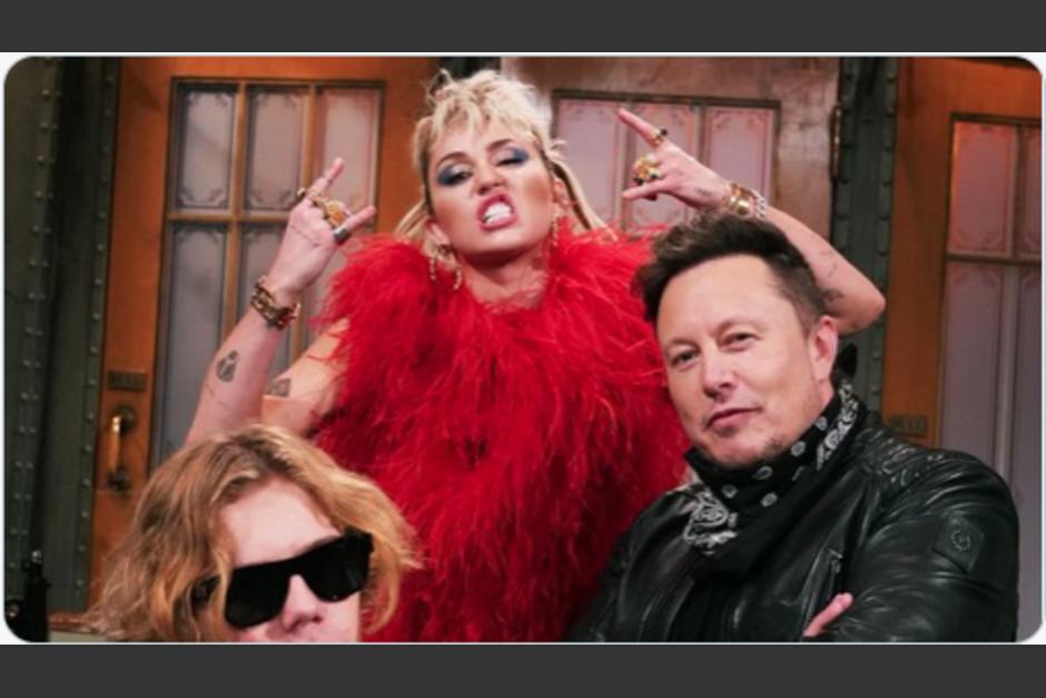 Elon Musk junto a Miley Cyrus en Saturday Night Live. (Foto: Saturday Night Live)