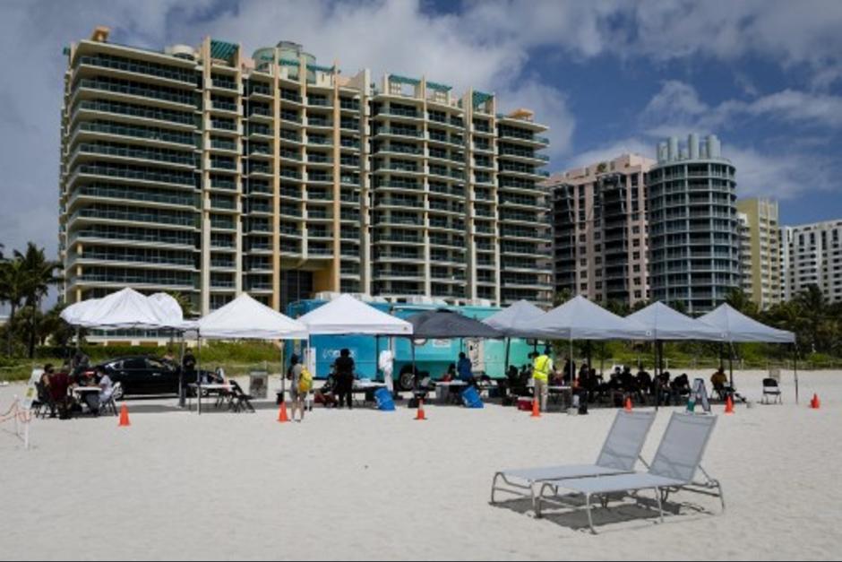 La vacunaci&oacute;n se est&aacute; implementando solo a mayores de 18 a&ntilde;os en Miami Beach. (Foto: AFP)