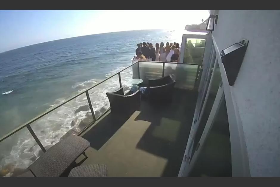 Un grupo de unas 15 personas se concentr&oacute; en un balc&oacute;n que no resisti&oacute; el peso y cay&oacute; al vac&iacute;o. (Captura Video)