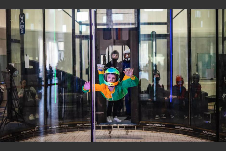 &nbsp;Un niño con parálisis cerebral en un simulador de caída libre, en Moscú. (Foto: AFP)