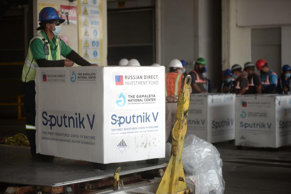 El 5 de mayo arribó a Guatemala el primer lote de vacunas Sputnik V contra el Covid-19. (Foto: Wilder López/Soy502)