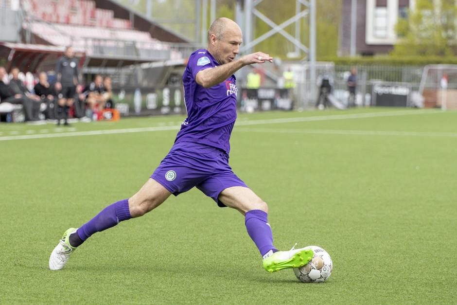 Arjen Robben regresó a las canchas tras varias semanas lesionado, pero sorprendió por regresar a casa en bicicleta. (Foto:&nbsp;FC Groningen)