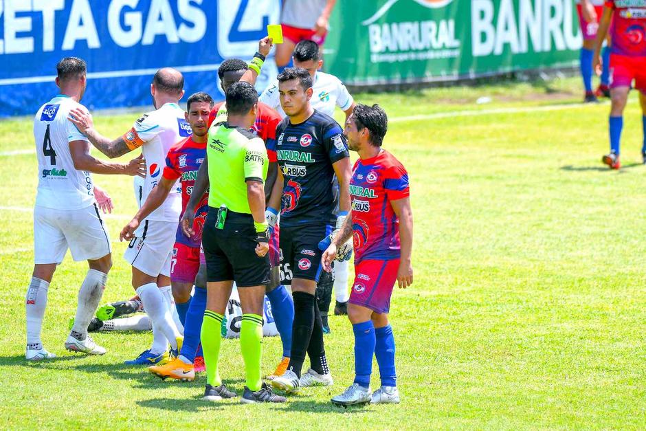 El &aacute;rbitro Luis Escobar amonest&oacute; a Luis Tatuaca tras el airado reclamo al marcar penal para los Cremas. (Foto: Sergio Mu&ntilde;oz/Nuestro Diario)