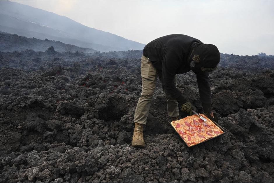 &nbsp;Aunque la idea le surgió en 2013, fue hace tres años que este emprendedor empezó a hornear pizzas usando la actividad del volcán como fuente de calor. (Foto: AFP)