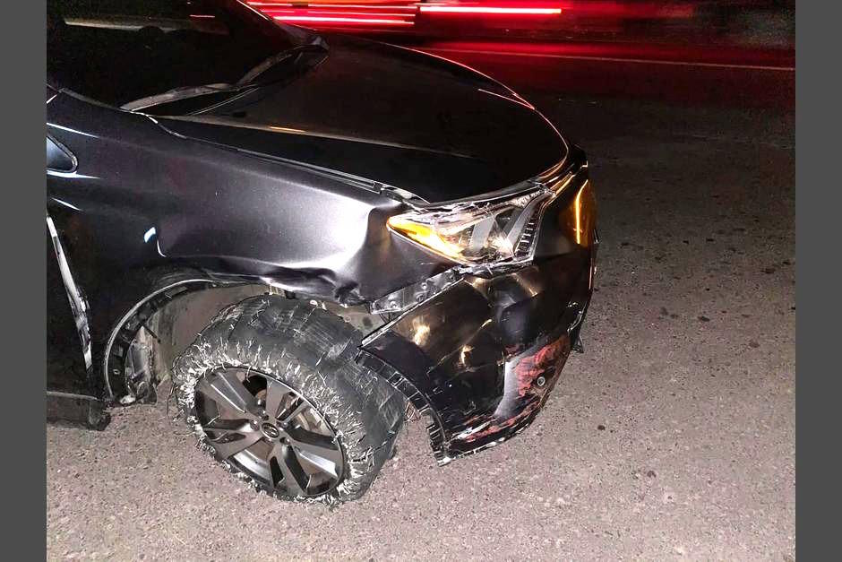 El vehículo del alcalde de San Pablo Jocopilas, Melvin Mario, quedó con daños considerables en la parte delantera. (Foto: Cortesía)