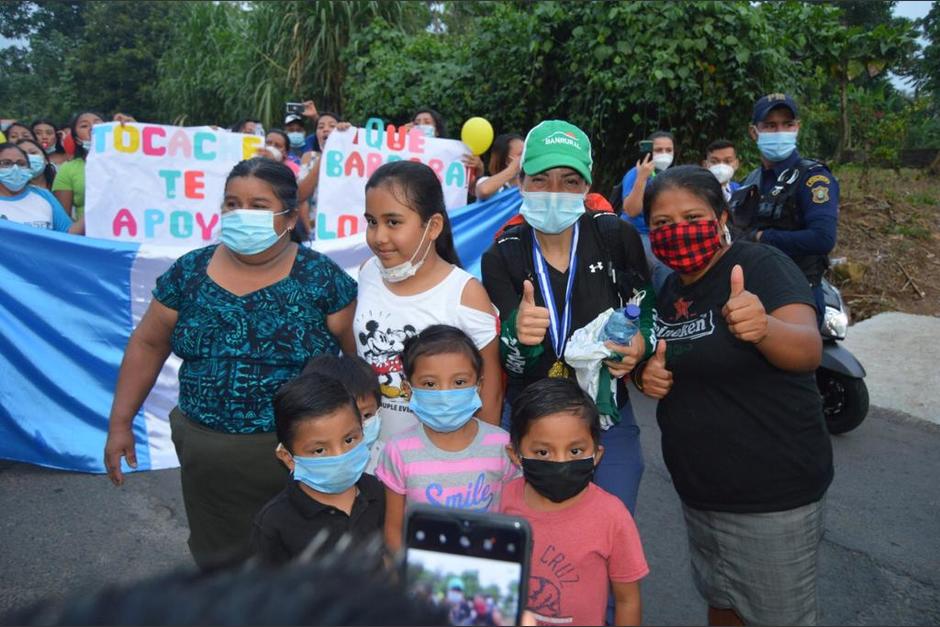 B&aacute;rbara Padilla siendo recibida con alegr&iacute;a. (foto: cortes&iacute;a)