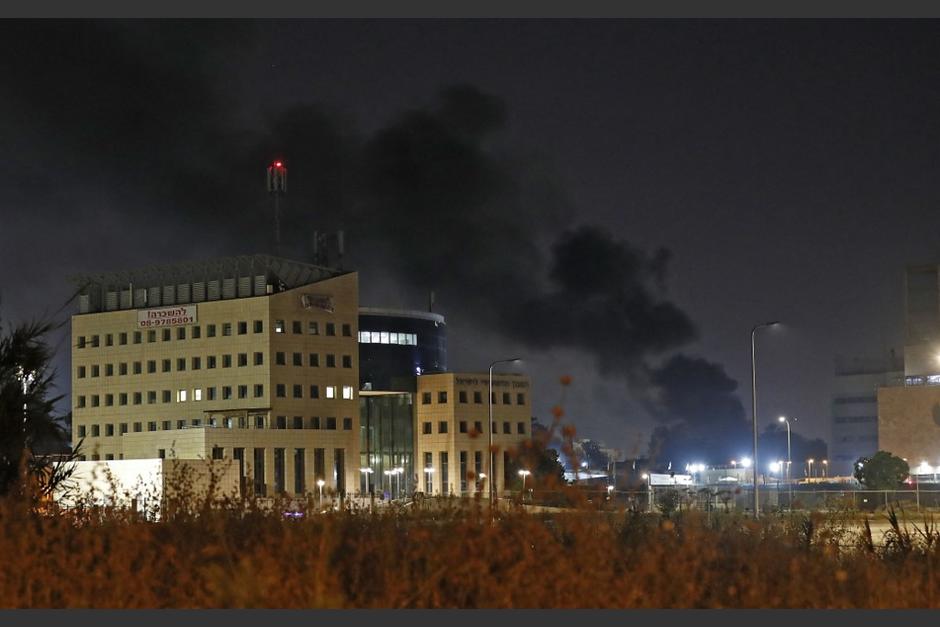 Una sinagoga incendiada, veh&iacute;culos calcinados y una agresividad creciente que se respira en las calles.&nbsp;(Foto: AFP)