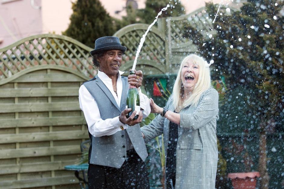 Teresa Robinson y Charlie Hobson celebraron con euforia al ganarse 120,000 libras esterlinas. (Foto: Evening Standard)&nbsp;