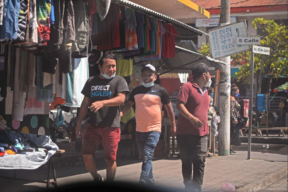 El uso inadecuado de la mascarilla o no usarla ha incrementado los contagios, seg&uacute;n autoridades. (Foto: archivo/Soy502)