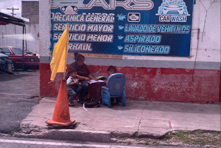 En redes sociales comparten la imagen de una mujer que ayuda a sus hijos a hacer tareas en una banqueta. (Foto: AleHGNutricion/Twitter)