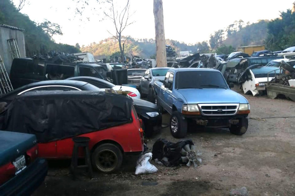 El MP y la PNC realizan un operativo en un predio clandestino en Villa Nueva usado para desmantelar autos robados. (Foto: PNC)