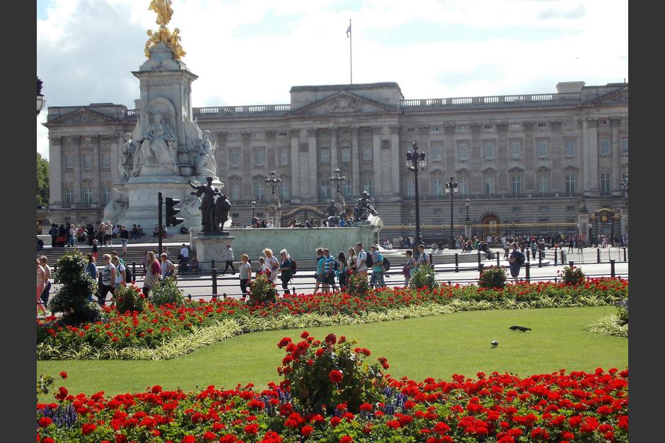 Cerca de 150 mil metros cuadrados de jard&iacute;n posee el majestuoso Palacio de&nbsp;Buckingham. (Foto: Pixabay)