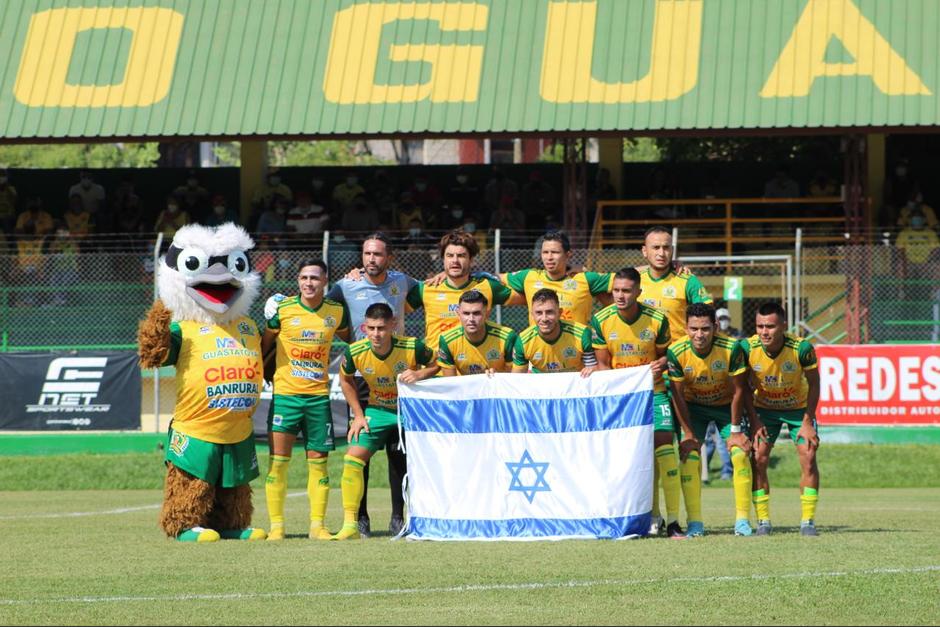 Guastatoya coloc&oacute; a bandera de Israel antes del inicio del partido frente a Santa Luc&iacute;a Cotzumalguapa. (Foto: Cortes&iacute;a futboleros)