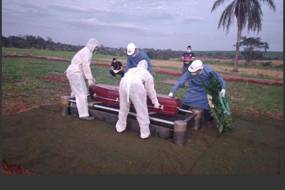 Voluntarios de todas las religiones en India ayudan en funerales a familiares de v&iacute;ctimas del Covid-19.&nbsp; (Foto: AFP)