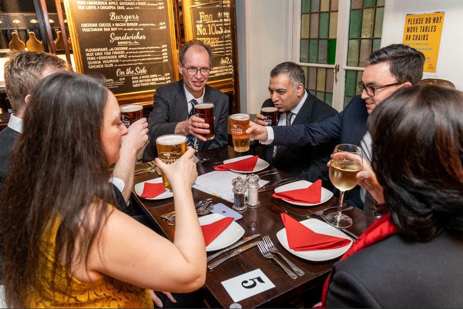 El Reino Unido dio un gran paso hacia la normalidad el lunes con el levantamiento de restricciones impuestas por el coronavirus.&nbsp;(Foto: AFP)