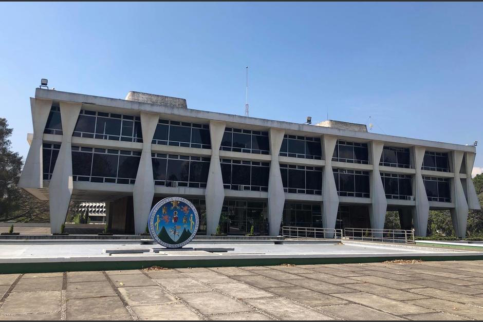 Las gu&iacute;as de estudio de la Usac son gratuitas. (Foto: Usac)