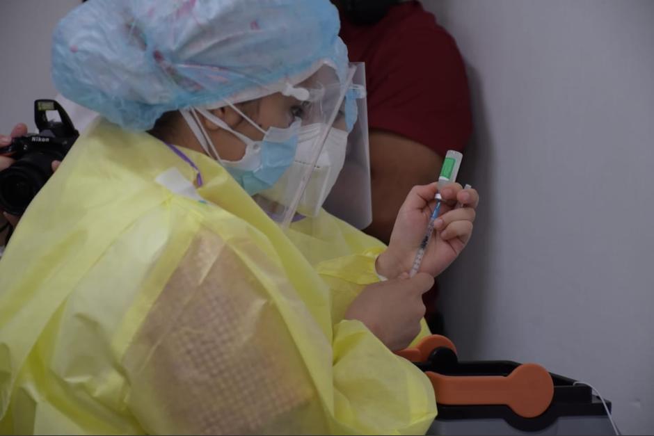 De momento, los adultos de entre 60 y 65 años no recibirán el mensaje con su cita para vacunarse. (Foto: Ministerio de Salud)