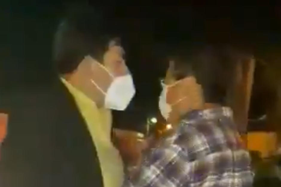 Un juez de asuntos municipales del Antigua Guatemala golpe&oacute; a un vecino. El momento qued&oacute; captado en video: (Foto: Captura de pantalla)