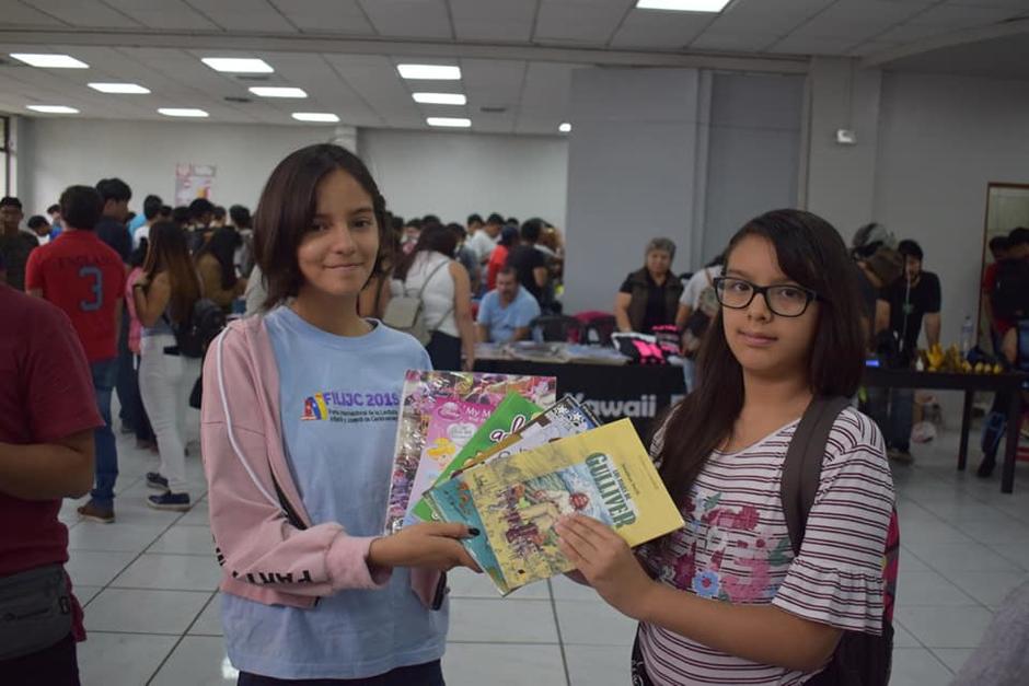 La actividad busca promover la lectura entre ni&ntilde;os y j&oacute;venes guatemaltecos. Dos peque&ntilde;as muestran sus libros en una edici&oacute;n anterior. (Foto: FILIJC)